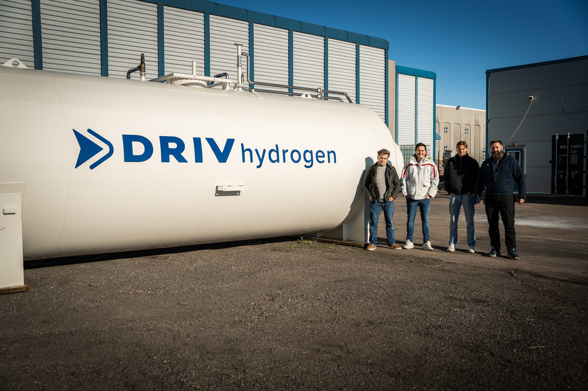 The DRIV hydrogen team beside a prepared tank at Kløfta